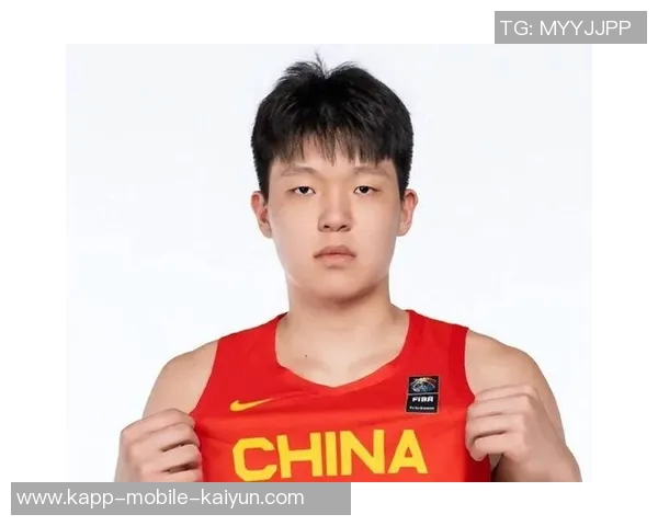 杨瀚森背粉色小书包启程湾区NBA首秀即将开启 杨瀚森背粉色小书包启程湾区NBA首秀即将开启